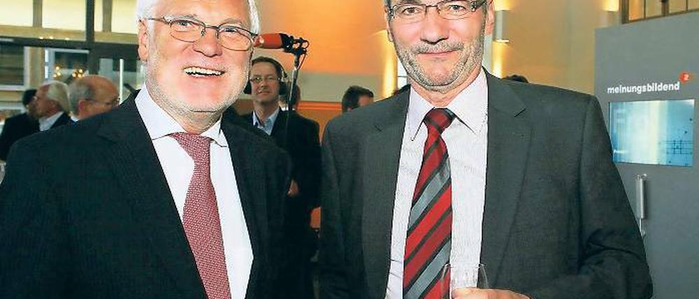 Gratulation. ZDF-Intendant Schächter mit Ministerpräsident Platzeck (v.l.).