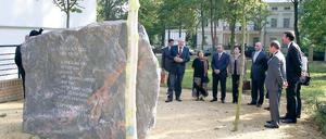 Eindrucksvoll. Der „deutsche“ Findling mit armenischem Kreuz auf der Rückseite steht auf dem Potsdamer Grundstück des Lepsius-Hauses in der Großen Weinmeisterstraße. Der Stein soll bald durch einen armenischen Kreuzstein ergänzt werden.