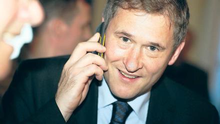 Auch die telefonischen Gratulanten ließen gestern Abend im Rathaussaal von Michendorf nicht lange auf sich warten.