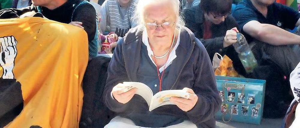 Protest. Etwa 100 Menschen blockierten am Samstag in Neuruppin zeitweise die Strecke eines Neonazi-Aufmarsches. Als trotz Aufforderung der Polizei einige Teilnehmer die Sitzblockade nicht beendeten, schritten Beamte ein und trugen sie weg.