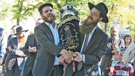 Gekrönt. Die neue Thora-Rolle der Potsdamer Synagogengemeinde wurde mit Gesang und Tanz mehr als einen Kilometer weit zu Fuß durch die Stadt getragen.