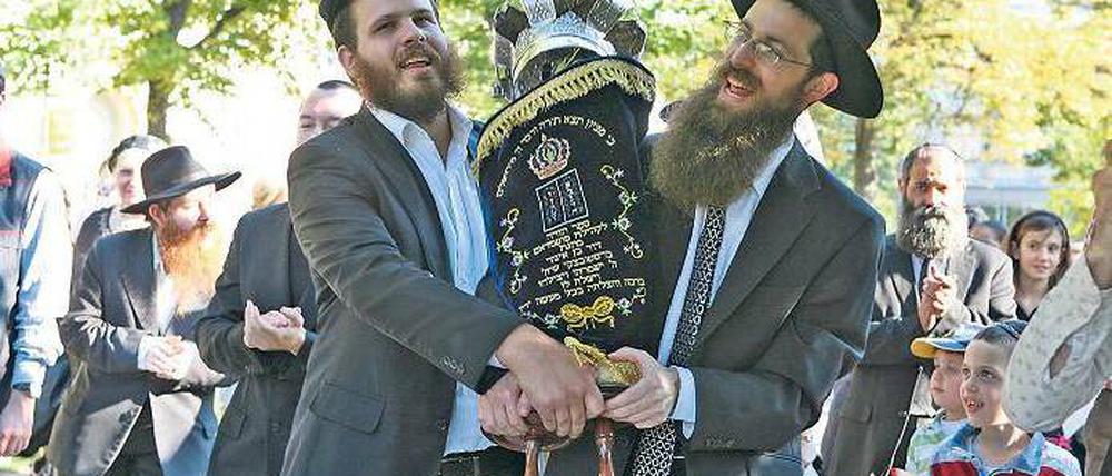 Gekrönt. Die neue Thora-Rolle der Potsdamer Synagogengemeinde wurde mit Gesang und Tanz mehr als einen Kilometer weit zu Fuß durch die Stadt getragen.