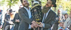 Gekrönt. Die neue Thora-Rolle der Potsdamer Synagogengemeinde wurde mit Gesang und Tanz mehr als einen Kilometer weit zu Fuß durch die Stadt getragen.