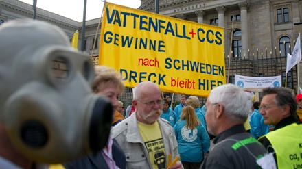 Demonstranten protestieren am Freitag (23.09.2011) vor dem Bundesrat in Berlin gegen das umstrittene CCS-Gesetz.