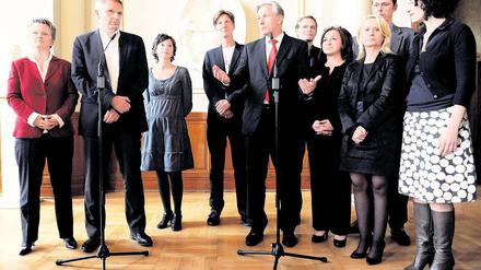 Und eine schaut weg. Der Fraktionsvorsitzende der Grünen im Abgeordnetenhaus, Volker Ratzmann, und der Regierende Bürgermeister Klaus Wowereit (SPD) sind die Wortführer nach den Sondierungsgesprächen. Renate Künast (ganz links) hört zu.