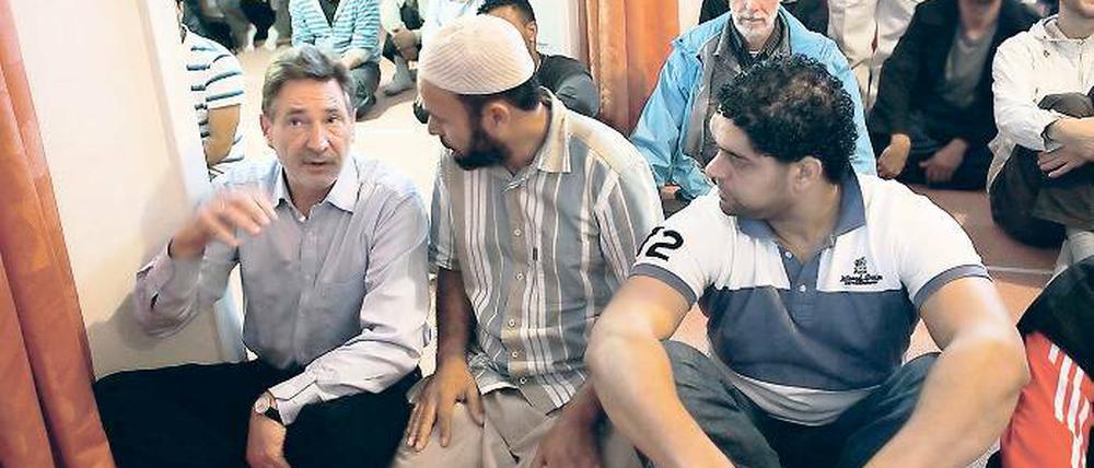 Beim Freitagsgebet: Oberbürgermeister Jann Jakobs besuchte Muslime.