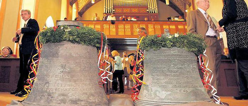 Weltliche und christliche Klänge: Eine der Glocken geht ins Debnoer Rathaus, die andere an die katholische Gemeinde.