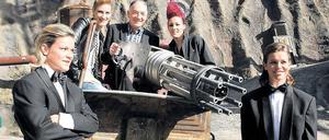 Filmkulisse. Der Trainer von Turbine Potsdam, Bernd Schröder, sitzt hinter einem Maschinengewehr. Daneben stehen die Fußballerinnen Jennifer Zietz, Ann-Katrin Berger, Anna Felicitas Sarholz und Patricia Hanebeck. Der Anlass für das ungewöhnliche Bild: Die Spielerinnen posierten im Filmpark für die Kalendermotive des Turbine-Kalenders 2012.