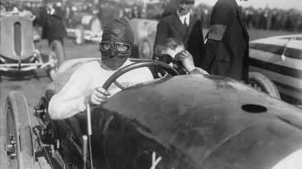 Rennfahrer, Industrieller und Raketenpionier – Fritz von Opel erreichte mit 128,84 km/h die höchste Durchschnittsgeschwindigkeit beim Grunewaldrennen, dem ersten Rennen auf der Avus. Und weil der Wind gar mächtig von vorne pfiff, trug er diese schicke Schutzmaske.
