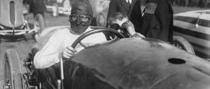 Rennfahrer, Industrieller und Raketenpionier – Fritz von Opel erreichte mit 128,84 km/h die höchste Durchschnittsgeschwindigkeit beim Grunewaldrennen, dem ersten Rennen auf der Avus. Und weil der Wind gar mächtig von vorne pfiff, trug er diese schicke Schutzmaske.