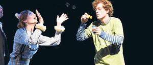 Traumzauber. Moritz (Friedemann Eckert) und die sprechende Katze Kiki (Charlotte Sieglin) lassen schillernde Seifenblasen steigen.