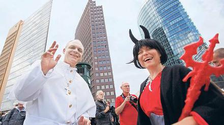 Jenseits von Gut und Böse. Phantasievoll im Papstgewand und Teufelskostüm starteten Demonstranten am Donnerstagnachmittag zum Protestmarsch gegen die Dogmatik des Vatikans. Tausende Teilnehmer waren an den Potsdamer Platz gekommen.