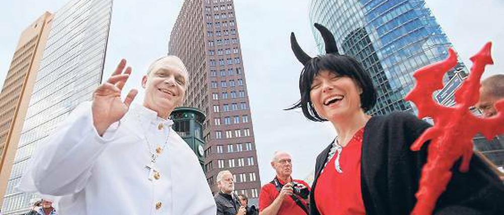 Jenseits von Gut und Böse. Phantasievoll im Papstgewand und Teufelskostüm starteten Demonstranten am Donnerstagnachmittag zum Protestmarsch gegen die Dogmatik des Vatikans. Tausende Teilnehmer waren an den Potsdamer Platz gekommen.