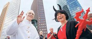 Jenseits von Gut und Böse. Phantasievoll im Papstgewand und Teufelskostüm starteten Demonstranten am Donnerstagnachmittag zum Protestmarsch gegen die Dogmatik des Vatikans. Tausende Teilnehmer waren an den Potsdamer Platz gekommen.