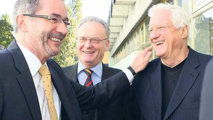 Glückwünsche zum Zehnten. SPD-Ministerpräsident Matthias Platzeck (l.) bedankte sich bei Stiftungsgründer Friedrich Christian Flick (r.) und Friedrich Schorlemmer vom Stiftungsvorstand (M.) für die Arbeit mit Kindern und Jugendlichen für Toleranz.