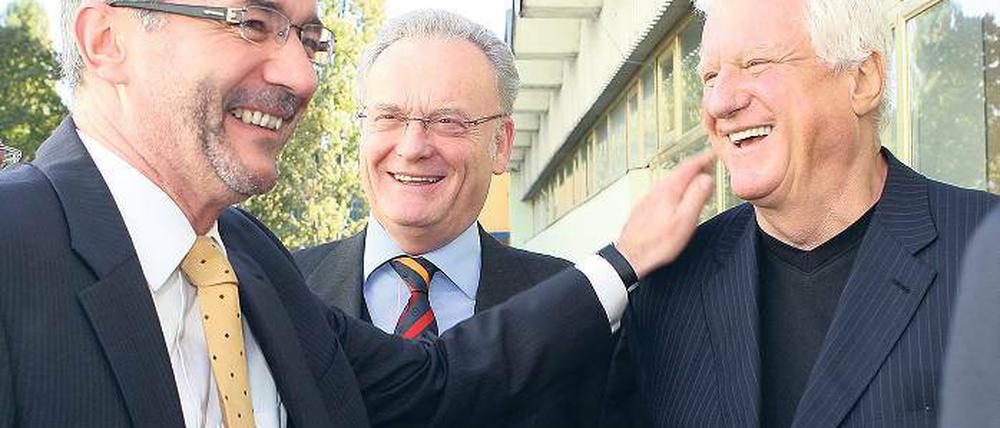 Glückwünsche zum Zehnten. SPD-Ministerpräsident Matthias Platzeck (l.) bedankte sich bei Stiftungsgründer Friedrich Christian Flick (r.) und Friedrich Schorlemmer vom Stiftungsvorstand (M.) für die Arbeit mit Kindern und Jugendlichen für Toleranz.