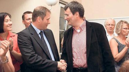 Fair im Wahlkampf: Reinhard Mirbach (l.) und Christian Maaß nach der ersten Runde am 11. September im Michendorfer Gemeindeamt.