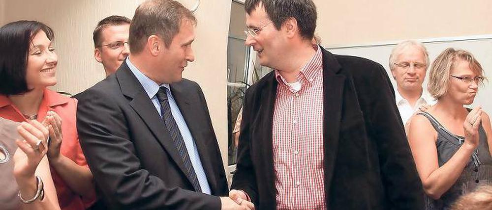 Fair im Wahlkampf: Reinhard Mirbach (l.) und Christian Maaß nach der ersten Runde am 11. September im Michendorfer Gemeindeamt.