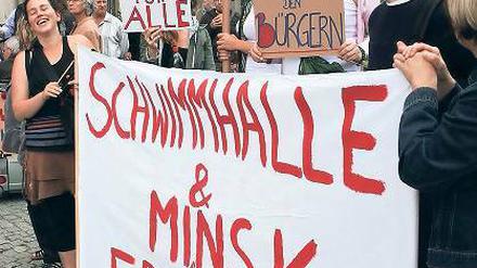 Klare Forderungen: Gestern demonstrierten rund 100 Potsdamer vor dem Stadthaus gegen die geplante dichte Wohnbebauung auf dem Brauhausberg.
