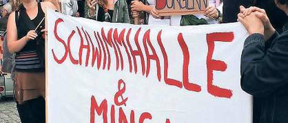 Klare Forderungen: Gestern demonstrierten rund 100 Potsdamer vor dem Stadthaus gegen die geplante dichte Wohnbebauung auf dem Brauhausberg.