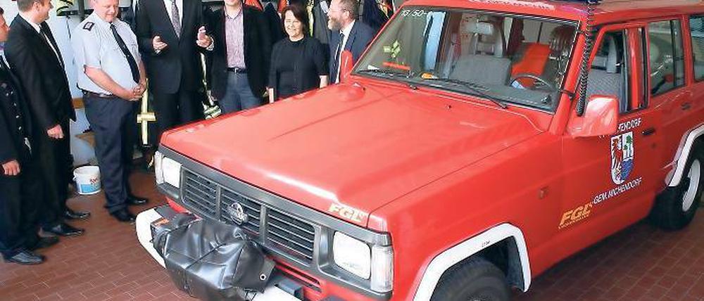 Ausgedient. Der alte Jeep taugt nicht mehr für den Dienst auf der Autobahn. Das sah auch Innenminister Woidke (3.v.l.) so.