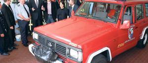 Ausgedient. Der alte Jeep taugt nicht mehr für den Dienst auf der Autobahn. Das sah auch Innenminister Woidke (3.v.l.) so.