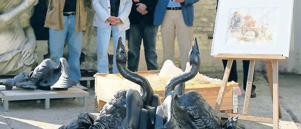 Die Hälse in die Höh’. Peter Daniel (2.v.re.) übergab die eisernen Schwäne.