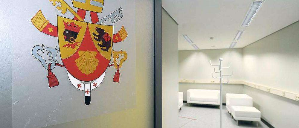 ausgelegt. Darauf stehen heute Abend 10 000 Stühle. Die Bühne im Hintergrund – am Marathontor – ist deutlich zu sehen; darunter ist der private Bereich für den Papst entstanden. Mit einer Sitzecke und Symbolen an der Tür.