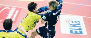 Vier Tore gegen die Füchse. Philipp Barsties (r.) im Duell mit Evgeni Pevnov.