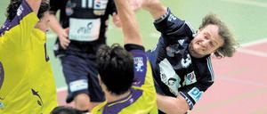 Harter Kampf. Lars Melzer (rechts) scheitert hier an Jonathan Stenbäcken (links). Gegen den favorisierten Bundesligisten aus Berlin waren die Chancen der Potsdamer begrenzt.