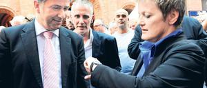 Höchste Zeit. Beim Hoffest im Roten Rathaus Ende Juni waren sie noch Konkurrenten. Am heutigen Mittwoch suchen der Regierende Bürgermeister Klaus Wowereit (SPD) und die Grünen-Politikerin Renate Künast nach Gemeinsamkeiten beim ersten Sondierungstreffen für eine mögliche Koalition. SPD und Grüne hatten das auch 2006 schon einmal versucht. Damals wurde nichts daraus.