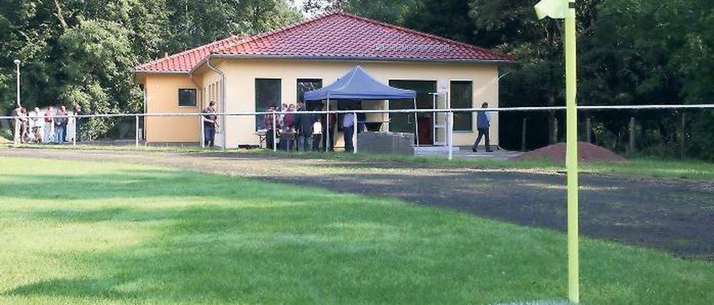 Ausgewechselt. Die marode Baracke am Ruhlsdorfer Sportplatz ist einem modernen Flachbau gewichen.
