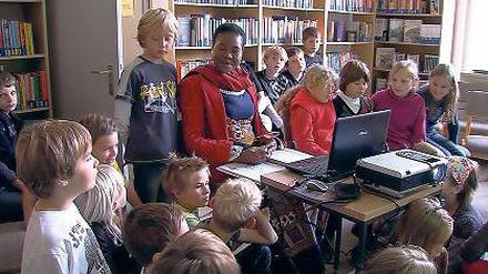 Unterricht zum Anfassen. Koko N’Diabi Affo-Tenin an der Goethe-Schule.