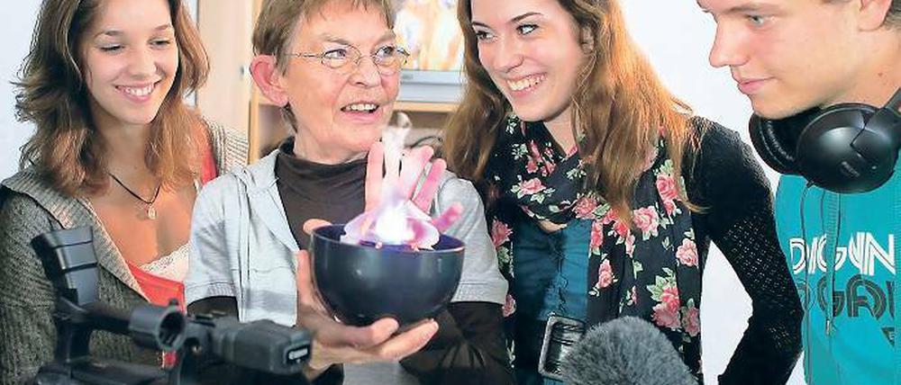 Flammender Trick. Schauspielerin Christel Bodenstein mit Schülern des Babelsberger Filmgymnasiums.