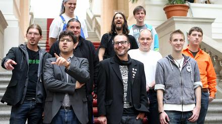 Die Mitglieder der Piratenpartei posieren am Montag (19.09.11) im Rahmen einer Pressekonferenz auf einer Treppe im Abgeordnetenhaus in Berlin. Die Abgeordneten der Piraten wollen zuerst fuer mehr Transparenz sorgen, sagte Baum, der als Spitzenkandidat angetreten war, am Montag.