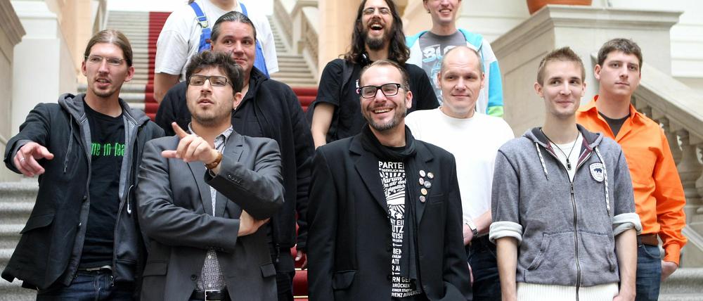 Die Mitglieder der Piratenpartei posieren am Montag (19.09.11) im Rahmen einer Pressekonferenz auf einer Treppe im Abgeordnetenhaus in Berlin. Die Abgeordneten der Piraten wollen zuerst fuer mehr Transparenz sorgen, sagte Baum, der als Spitzenkandidat angetreten war, am Montag.