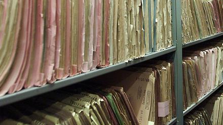Der Fund bislang unbekannter Unterlagen zur Stasi-Überprüfung der ersten Landtagsabgeordneten nach 1990 hat Mitgliedern der Enquetekommission zur Aufarbeitung der Nachwendejahre Verwunderung und Empörung ausgelöst.