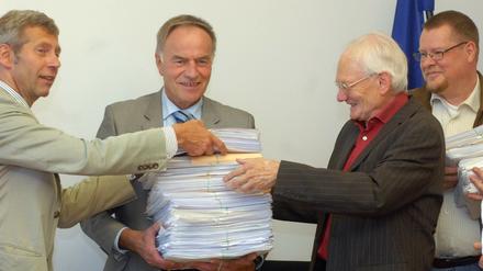 Vertreter der Volksinitiative "Landesplanerisches Nachtflugverbot" übergeben am Montag (19.09.2011) in Potsdam 38 100 Unterschriften an Landtagspräsident Gunter Fritsch (2.v.l.).