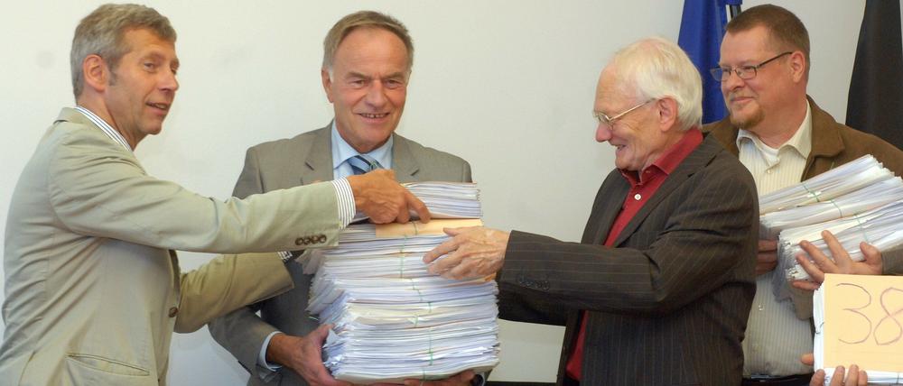 Vertreter der Volksinitiative "Landesplanerisches Nachtflugverbot" übergeben am Montag (19.09.2011) in Potsdam 38 100 Unterschriften an Landtagspräsident Gunter Fritsch (2.v.l.).