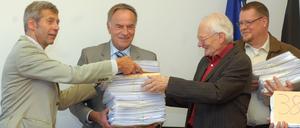 Vertreter der Volksinitiative "Landesplanerisches Nachtflugverbot" übergeben am Montag (19.09.2011) in Potsdam 38 100 Unterschriften an Landtagspräsident Gunter Fritsch (2.v.l.).