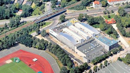 Vor der Eröffnung. Die neue Sporthalle an der Zeppelinstraße zwischen Stadion am Luftschiffhafen (li.) und dem historischen Eingang zu dem Sportpark. 19 Millionen Euro kostet der Neubau auf dem Sportgelände.