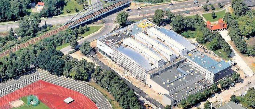 Vor der Eröffnung. Die neue Sporthalle an der Zeppelinstraße zwischen Stadion am Luftschiffhafen (li.) und dem historischen Eingang zu dem Sportpark. 19 Millionen Euro kostet der Neubau auf dem Sportgelände.