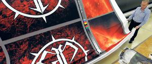 Big Image. Manfred Müller vor einem der Großdrucke seines Unternehmens.