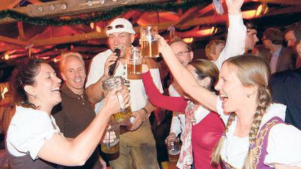 Hoch die Gläser. Im Festzelt am Hauptbahnhof wird Abend für Abend gefeiert.