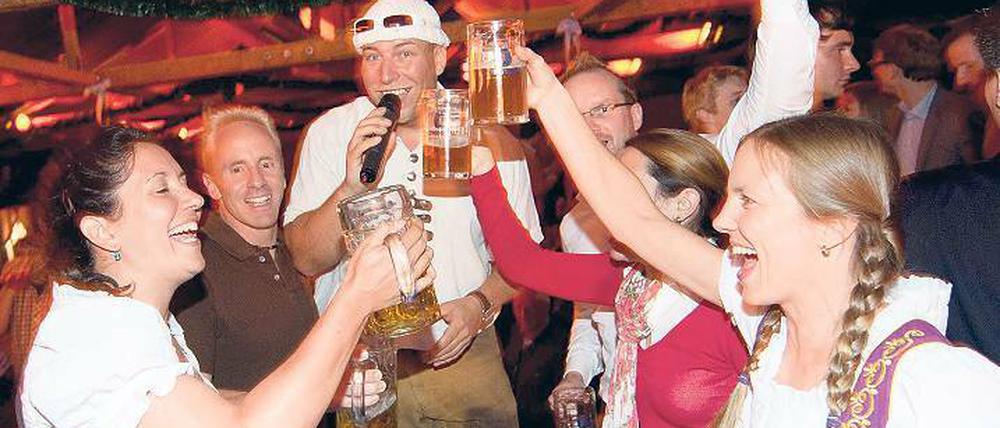 Hoch die Gläser. Im Festzelt am Hauptbahnhof wird Abend für Abend gefeiert.