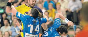 Heute in Potsdam. Iker Fernandez Romero (o.), hier beim 26:25 gegen Hamburg.