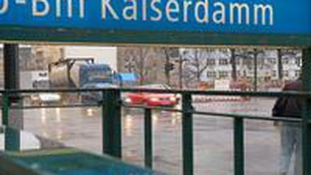 Am U-Bahnhof Kaiserdamm ist ein Mann auf der Flucht vor seinen Angreifern ums Leben gekommen.