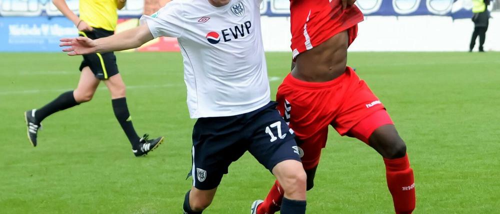 Die Nulldreier – hier Julian Prochnow (l.) im Duell mit Jeff Gyasi – taten sich lange schwer mit Oberhausen und konnten erst kurz vor Schluss den entscheidenden Treffer erzielen.