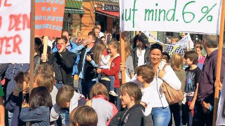 Lautstark. Mit Plakaten, Trillerpfeifen, Rasseln und Trommeln kamen 200 Teilnehmer am Samstag zur einer Demonstration gegen die aktuelle Schulpolitik auf den Kleinmachnower Rathausmarkt.