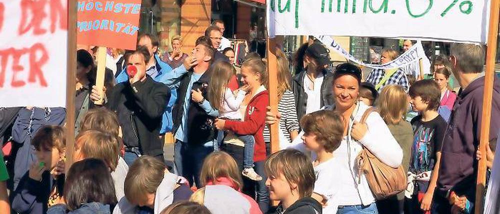 Lautstark. Mit Plakaten, Trillerpfeifen, Rasseln und Trommeln kamen 200 Teilnehmer am Samstag zur einer Demonstration gegen die aktuelle Schulpolitik auf den Kleinmachnower Rathausmarkt.